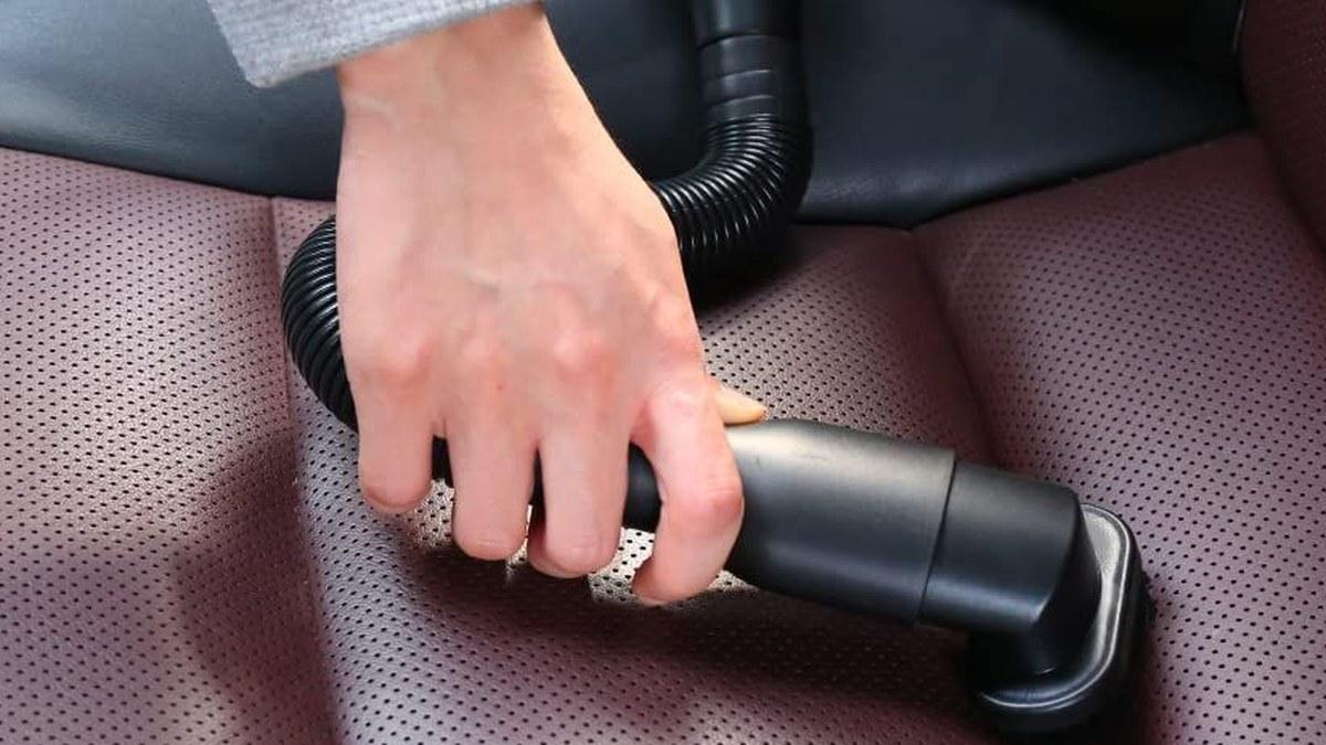 車のシートの隙間に落ちたゴミ、どう取る？ 掃除機を出さずに解決する方法